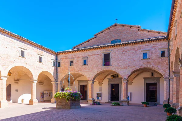 İtalya, Gubbio 'da Sant' Ubaldo Bazilikası 'nın avlusu.
