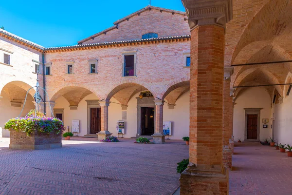 İtalya, Gubbio 'da Sant' Ubaldo Bazilikası 'nın avlusu.