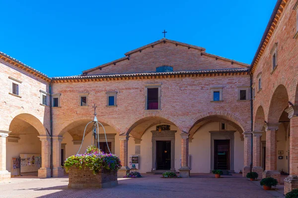 İtalya, Gubbio 'da Sant' Ubaldo Bazilikası 'nın avlusu.