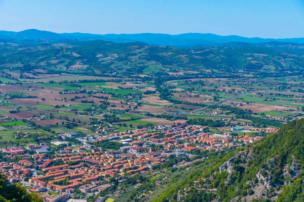 İtalyan şehri Gubbio 'nun panoramatik manzarası.