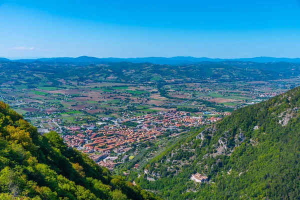 İtalyan şehri Gubbio 'nun panoramatik manzarası.