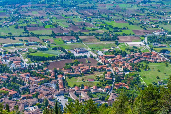 İtalyan şehri Gubbio 'nun panoramatik manzarası.