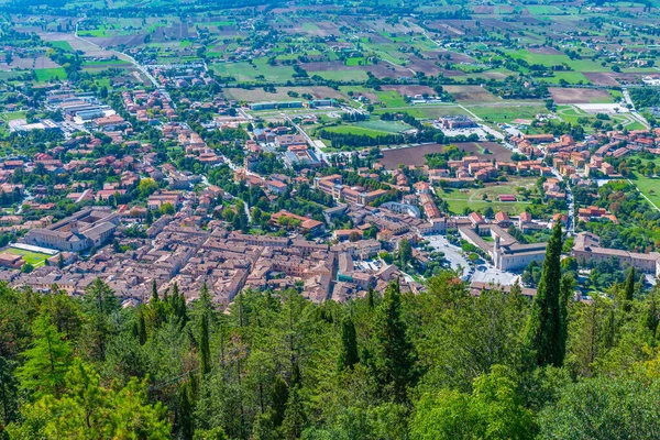 İtalyan şehri Gubbio 'nun panoramatik manzarası.