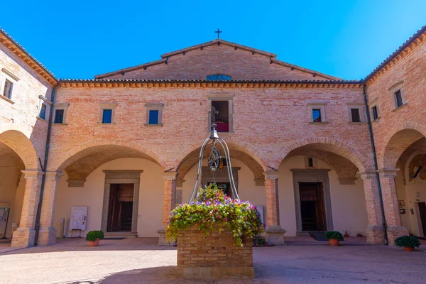 İtalya, Gubbio 'da Sant' Ubaldo Bazilikası 'nın avlusu.
