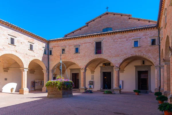 İtalya, Gubbio 'da Sant' Ubaldo Bazilikası 'nın avlusu.