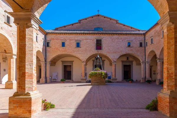 İtalya, Gubbio 'da Sant' Ubaldo Bazilikası 'nın avlusu.