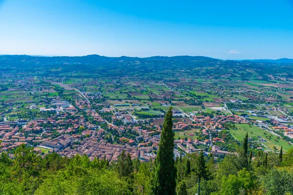 İtalyan şehri Gubbio 'nun panoramatik manzarası.