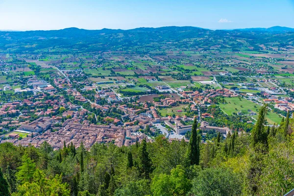İtalyan şehri Gubbio 'nun panoramatik manzarası.