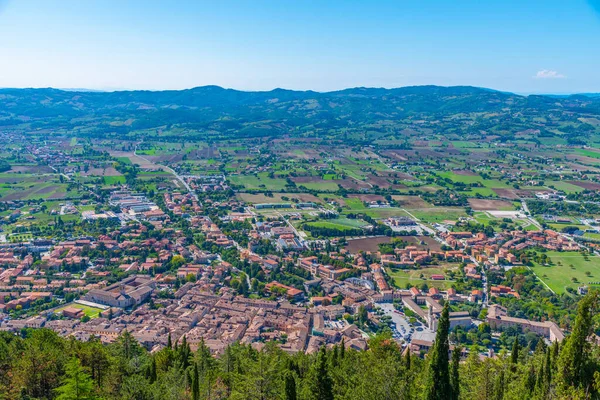 İtalyan şehri Gubbio 'nun panoramatik manzarası.