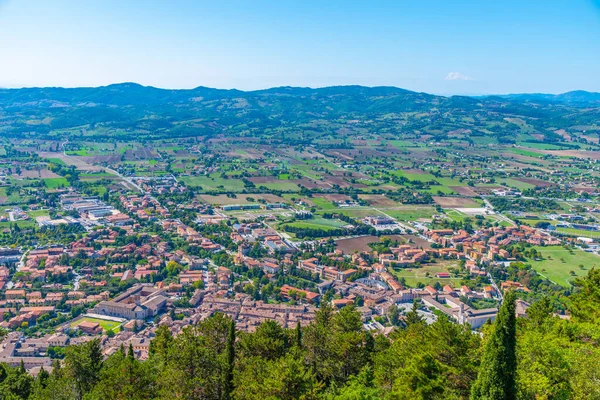 İtalyan şehri Gubbio 'nun panoramatik manzarası.