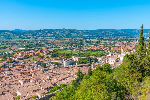 İtalyan şehri Gubbio 'nun şehir merkezinin havadan görünüşü.