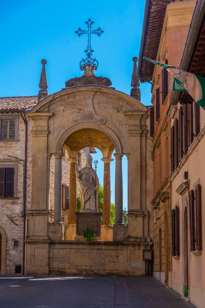 İtalya, Gubbio 'da Aziz Peter Heykeli.