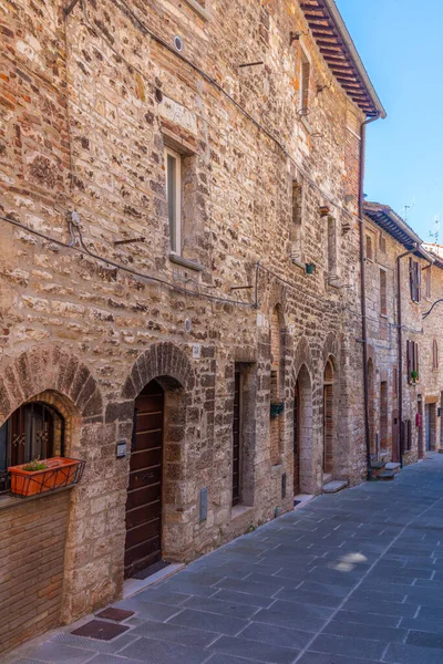 Στενή Οδός Στην Παλιά Πόλη Gubbio Στην Ιταλία — Φωτογραφία Αρχείου