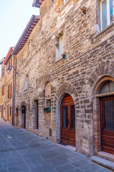 İtalya 'nın eski Gubbio kasabasında dar bir sokak..