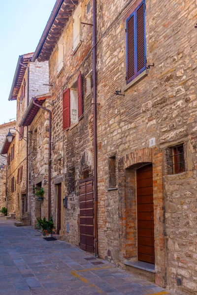 İtalya 'nın eski Gubbio kasabasında dar bir sokak..