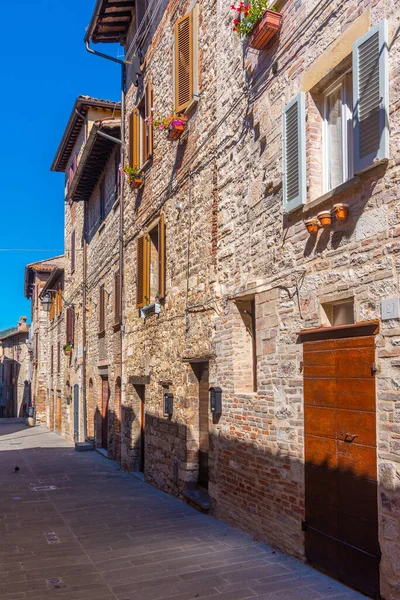 İtalya 'nın eski Gubbio kasabasında dar bir sokak..