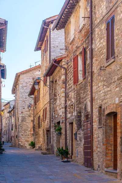 İtalya 'nın eski Gubbio kasabasında dar bir sokak..