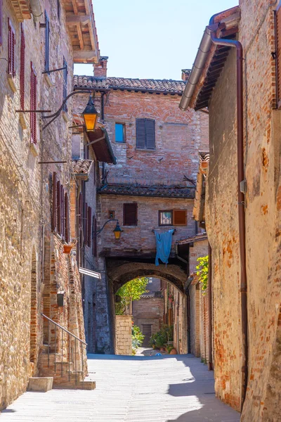 İtalya 'nın eski Gubbio kasabasında dar bir sokak..