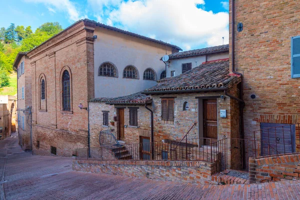 İtalya 'nın Urbino şehrindeki Dar Sokak.