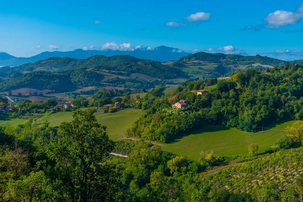 İtalya Urbino yakınlarındaki Marche bölgesinin dağlık manzarası.