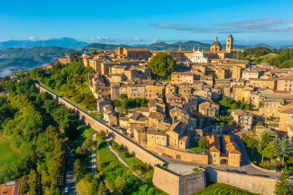 İtalyan şehri Urbino 'da gün doğumu manzarası.