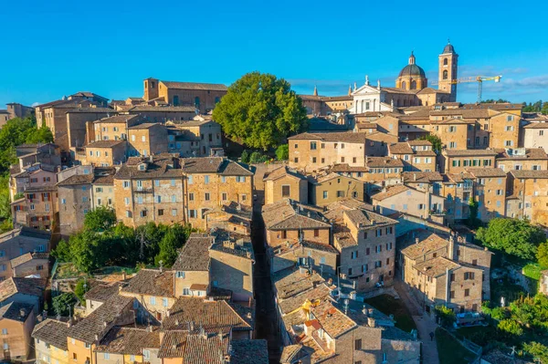 İtalyan şehri Urbino 'da gün doğumu manzarası.