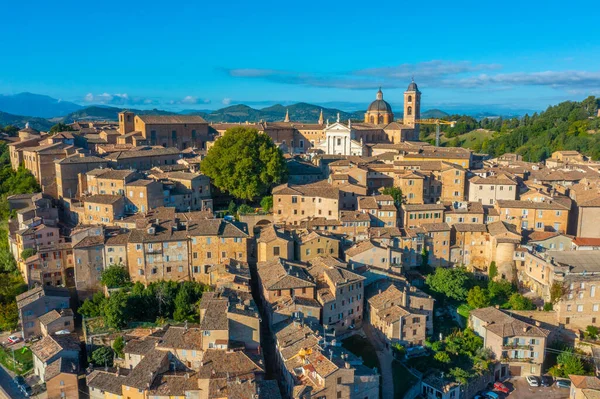 İtalyan şehri Urbino 'da gün doğumu manzarası.