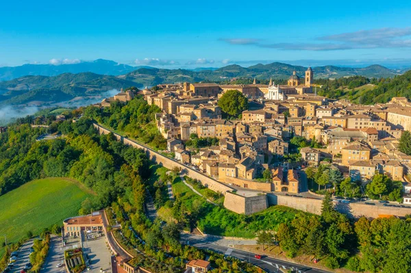 İtalyan şehri Urbino 'da gün doğumu manzarası.