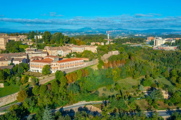 İtalyan şehri Urbino 'da gün doğumu manzarası.
