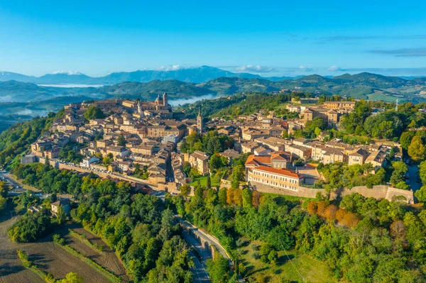 İtalyan şehri Urbino 'da gün doğumu manzarası.