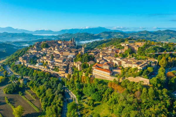 İtalyan şehri Urbino 'da gün doğumu manzarası.