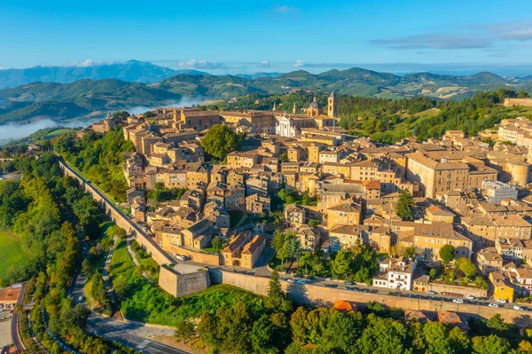 İtalyan şehri Urbino 'da gün doğumu manzarası.