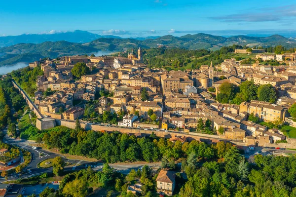 İtalyan şehri Urbino 'da gün doğumu manzarası.