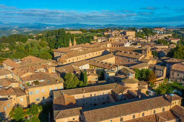 İtalyan şehri Urbino 'da gün doğumu manzarası.