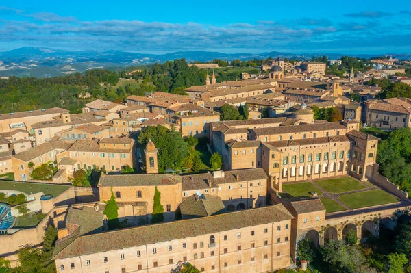 İtalyan şehri Urbino 'da gün doğumu manzarası.