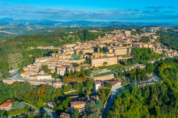 İtalyan şehri Urbino 'da gün doğumu manzarası.