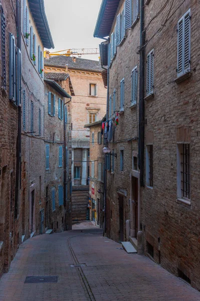 Narrow Street Old Town Urbino Italy — ストック写真