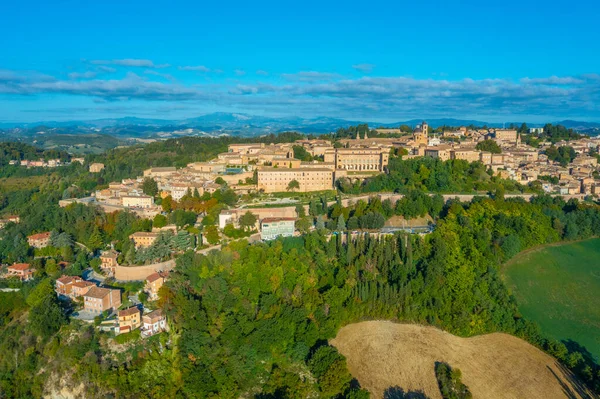 İtalyan şehri Urbino 'da gün doğumu manzarası.