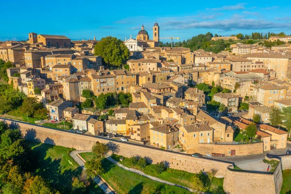 İtalyan şehri Urbino 'da gün doğumu manzarası.