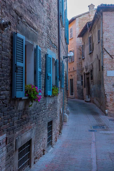 Rua Estreita Cidade Velha Urbino Itália — Fotografia de Stock