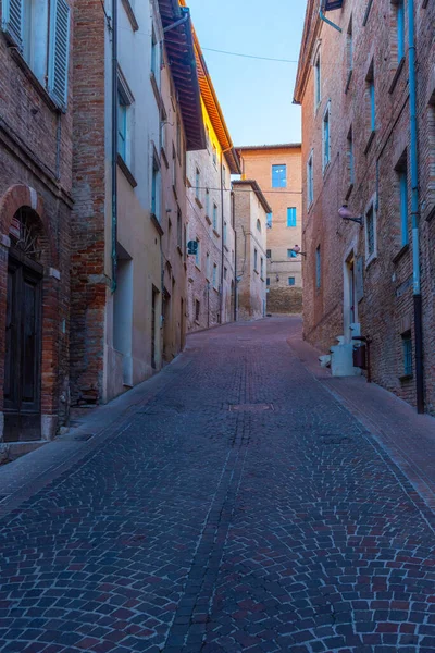 İtalya 'nın Urbino şehrindeki Dar Sokak.