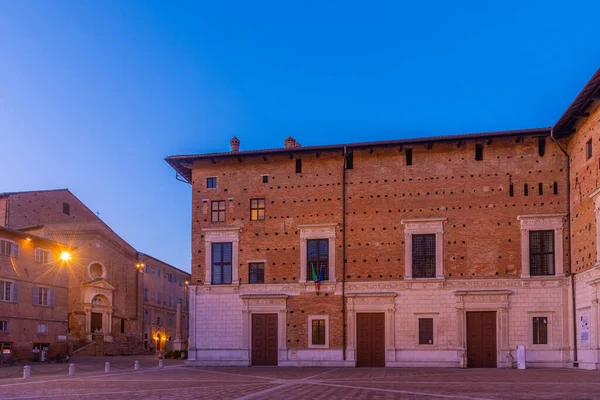 İtalyan şehri Urbino 'da, Palazzo Ducale' nin üzerinde gün doğumu.