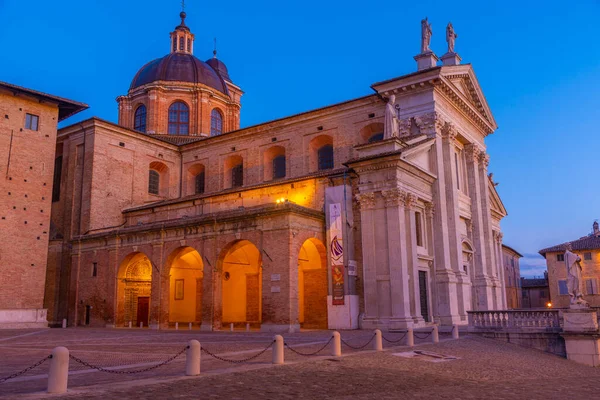 İtalya 'nın Urbino kentindeki Santa Maria Assunta katedralinin gün doğumu manzarası.