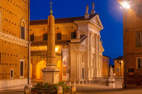 İtalya 'nın Urbino kentindeki Santa Maria Assunta katedralinin gün doğumu manzarası.