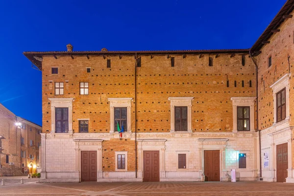 İtalyan şehri Urbino 'da, Palazzo Ducale' nin üzerinde gün doğumu.