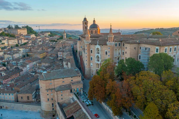 İtalyan şehri Urbino 'daki Palazzo Ducale' nin üzerinde gün doğumu hava manzarası.