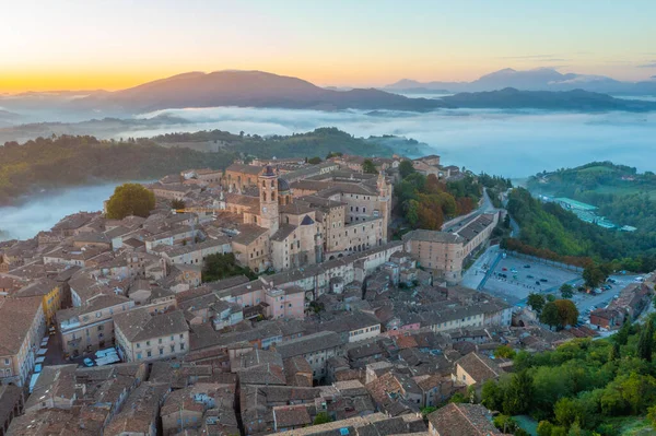 İtalyan şehri Urbino 'da gün doğumu manzarası.