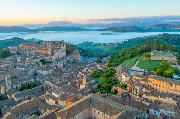 İtalyan şehri Urbino 'da gün doğumu manzarası.