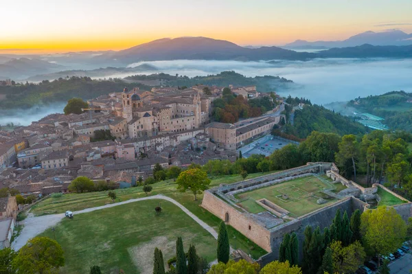 İtalyan şehri Urbino 'nun gündoğumu manzarası.
