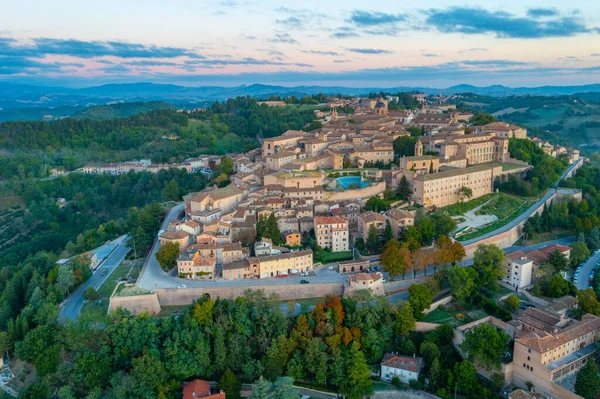 İtalyan şehri Urbino 'da gün doğumu manzarası.
